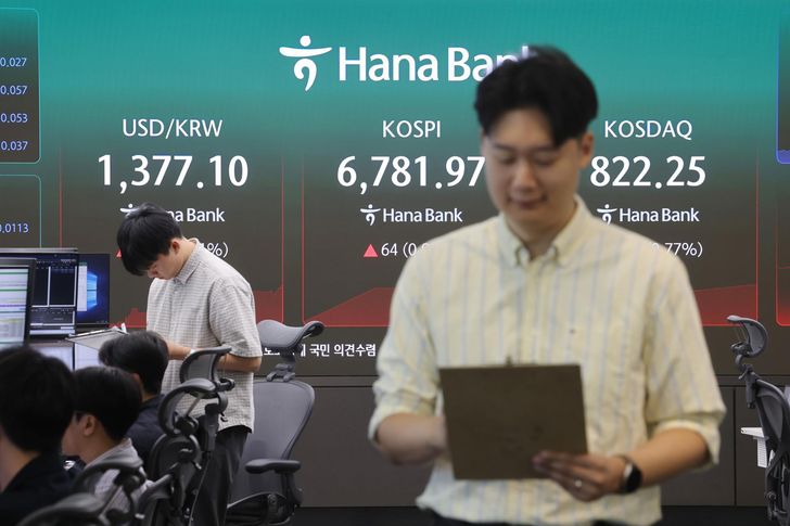 The benchmark KOSPI is displayed at a dealing room of Hana Bank in Seoul, Thursday. Yonhap