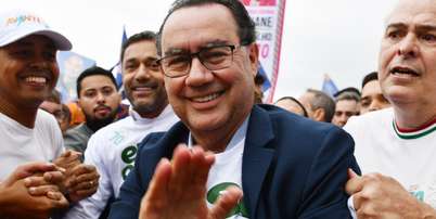 O candidato à presidência da República, Augusto Cury (Avante), realiza caminhada com apoiadores na orla da praia de Copacabana, na zona sul do Rio de Janeiro, na manhã desta segunda-feira, 7 Foto: PETER ILICCIEV/ENQUADRAR/ESTADÃO CONTEÚDO