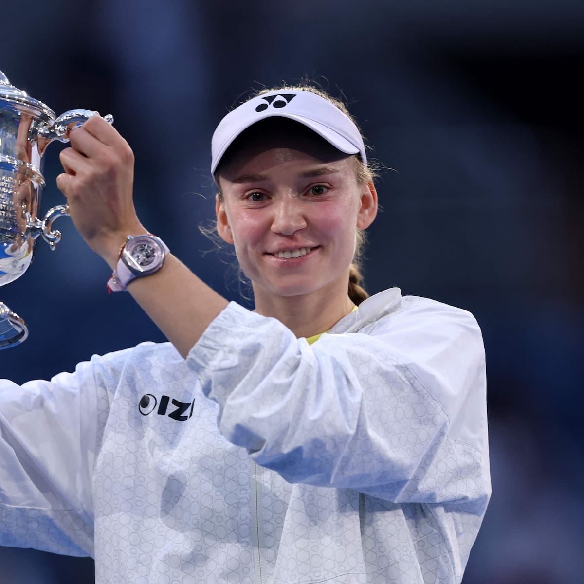 La tenista kazaja Elena Rybakina posa con la copa de campeona del US Open femenino tras vencer a la bielorrusa Aryna Sabalenka