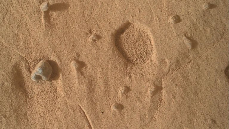 Rover Curiosity encontra buracos misteriosos no solo de Marte