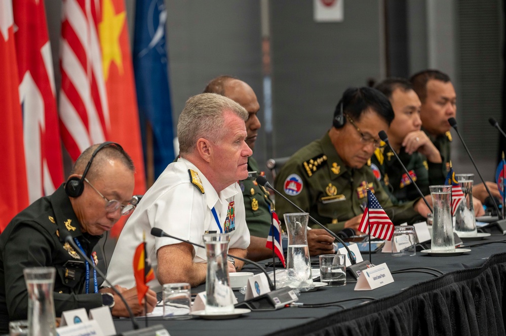 Imagem relacionada à notícia: Leitura do Adm. Samuel J. Reuniões Paparo çs nas margens da Conferência dos Chefes de Defesa do Indo-Pacífico