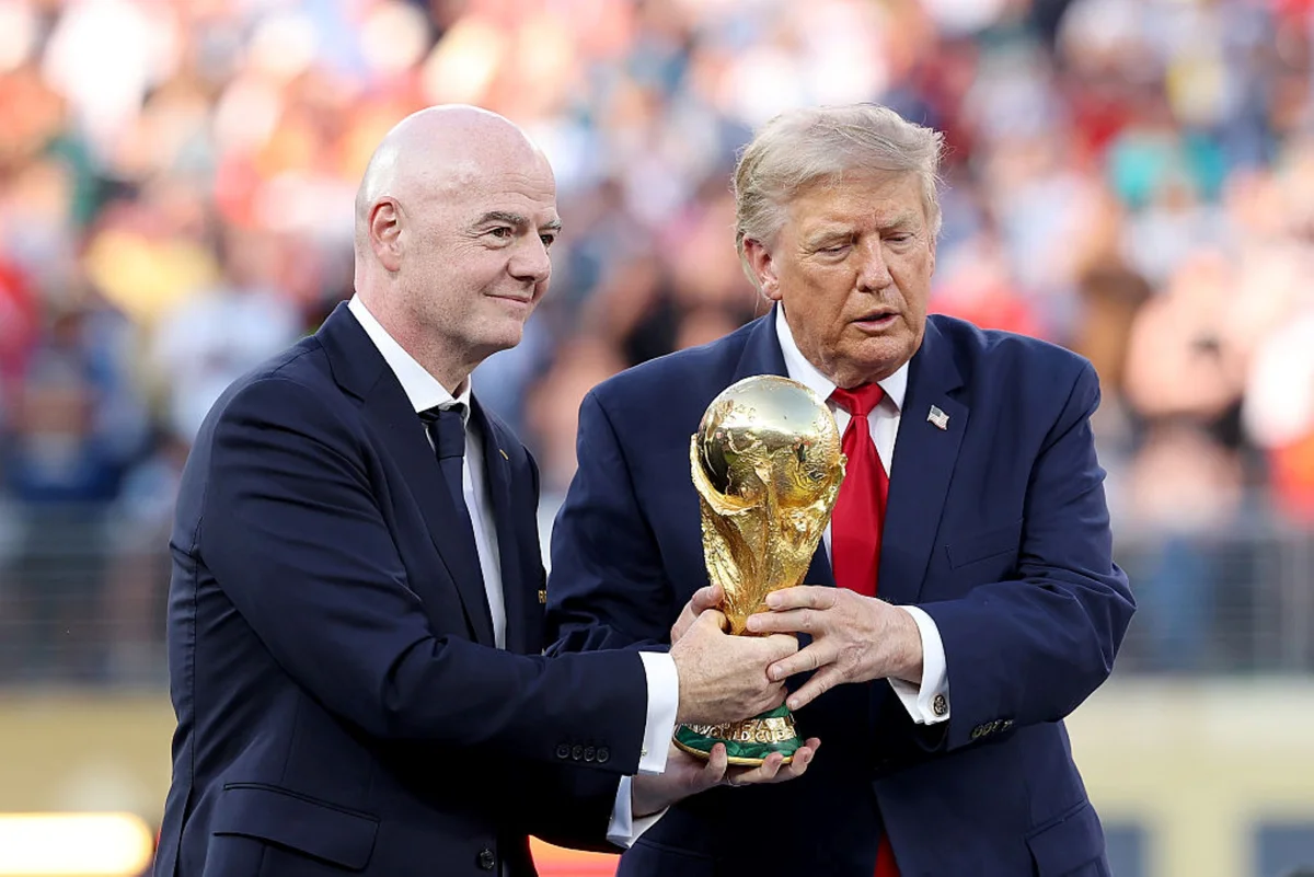 Imagem colorida de Gianni Infantino e Donald Trump com a Taça da Copa- Metrópoles