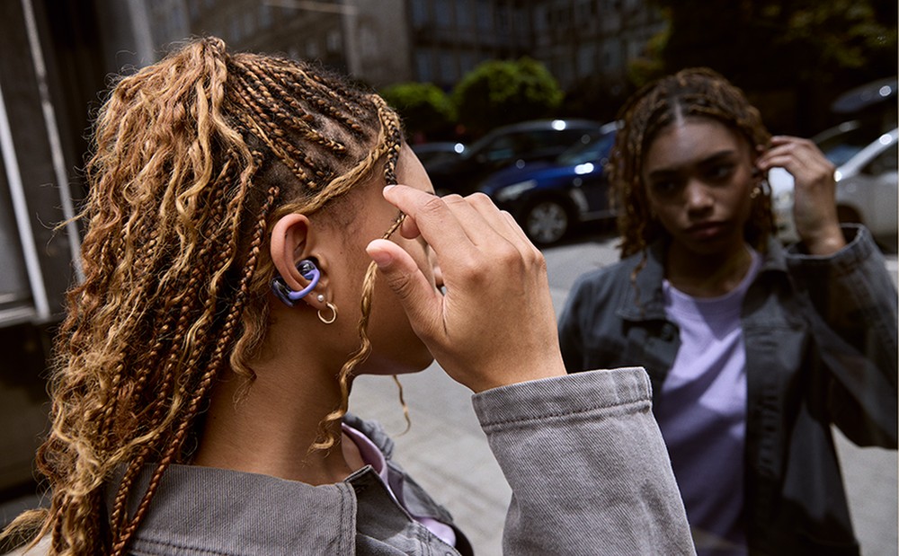 Fones de ouvido ganham formatos mais próximos de acessórios de moda, com designs diferentes e propostas de uso variadas — Foto: Divulgação/JBL