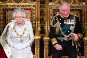 Rei Charles repete gesto histórico de Elizabeth II em homenagem ao 11/9