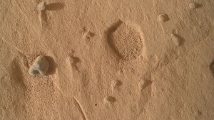 Rover Curiosity encontra buracos misteriosos no solo de Marte