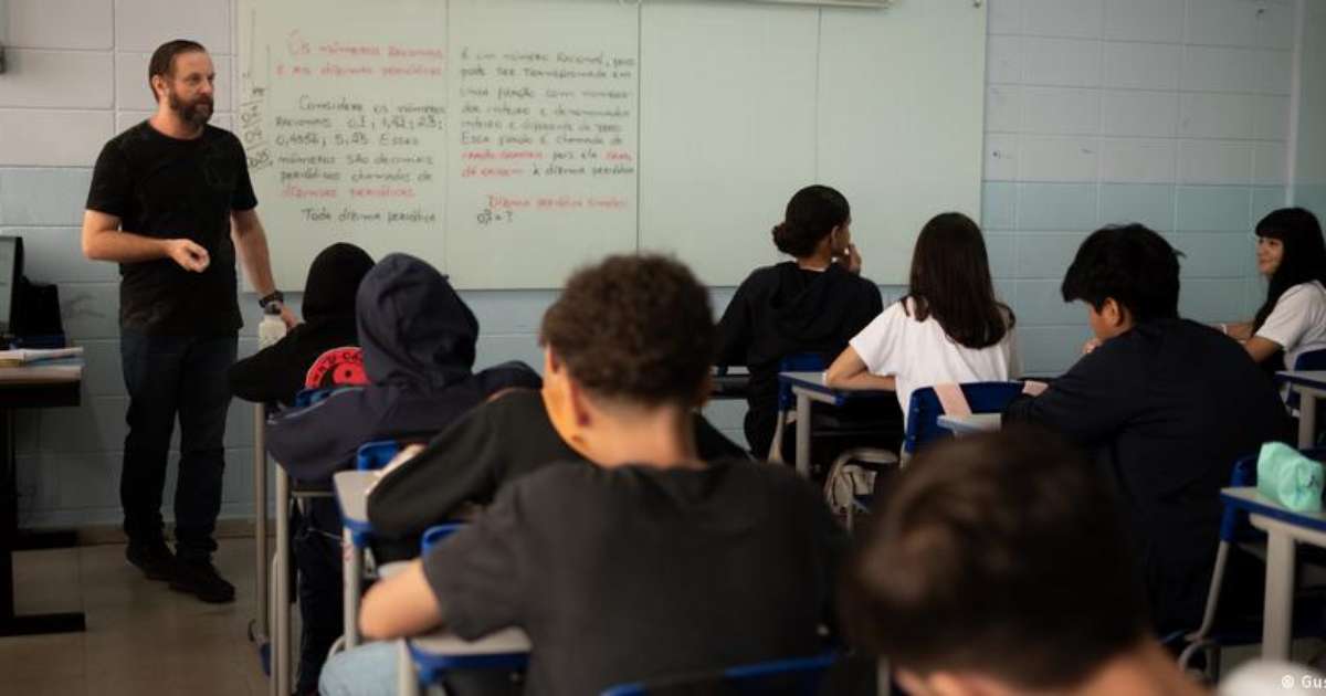Só metade dos adolescentes sabe interpretar texto no Brasil, indica Pisa 2025