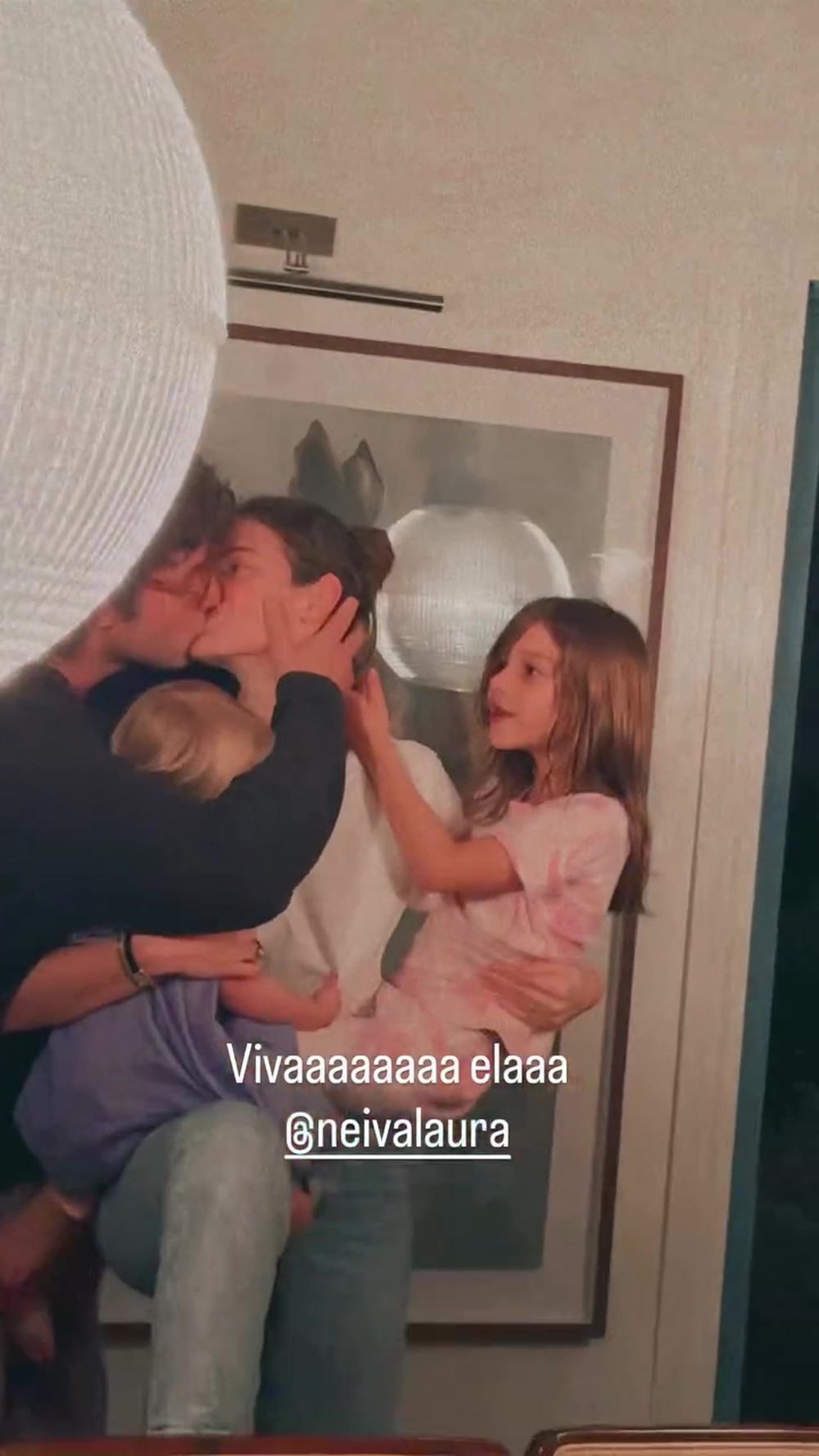 Laura Neiva faz 33 anos e ganha festinha com Chay e os 3 filhos; vídeo