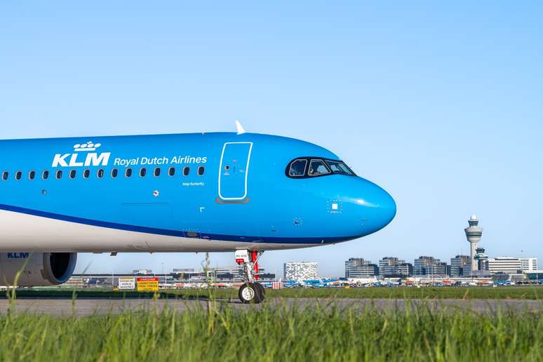 Ex-CEO de companhia aérea causa transtorno em voo após bateria externa pegar fogo