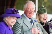 Rei Charles repete gesto histórico de Elizabeth II em homenagem ao 11/9