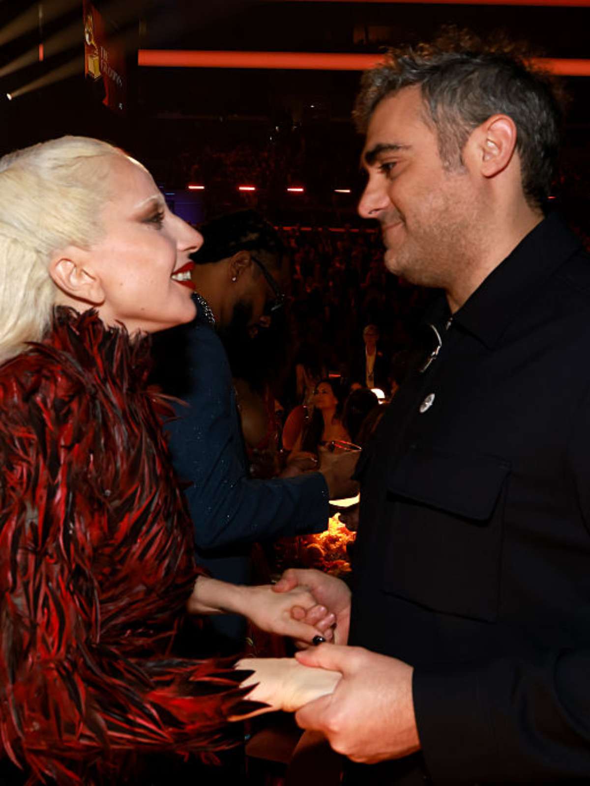 Mamãe! Lady Gaga aparece com bebê no colo pela primeira vez