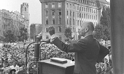 Jakob Kaiser, Vorsitzender der CDU für Berlin und die sowjetische Besatzungszone, während einer Rede auf einer Kundgebung vor dem Schöneberger Rathaus, 01.04.1946