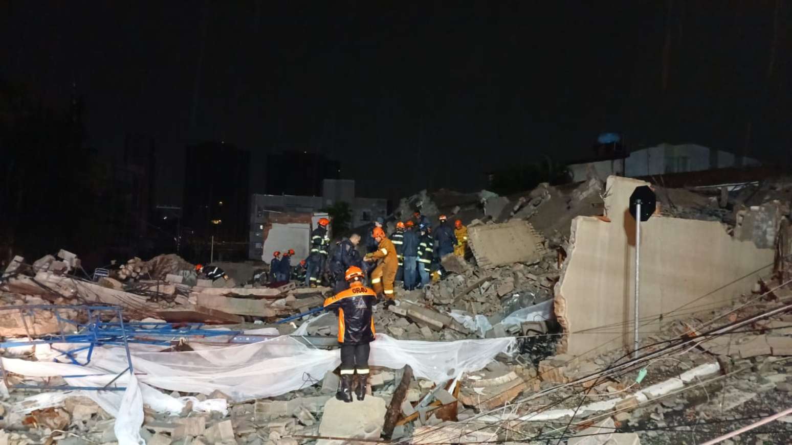 Pr&eacute;dio embargado de 12 andares desabou sobre casa na zona leste de S&atilde;o Paulo