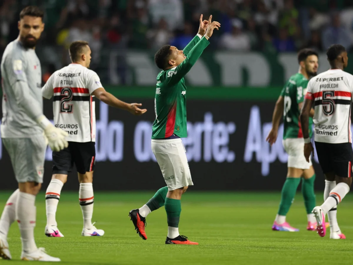 Palmeiras derrota São Paulo e assume liderança provisória do Brasileirão