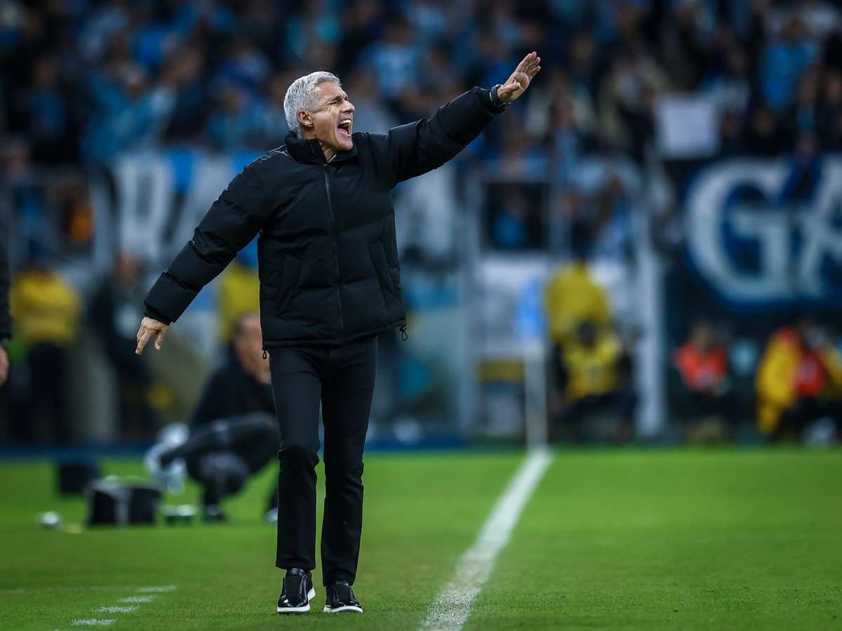 Luís Castro se irrita com jornalistas em coletiva após derrota para o Vasco