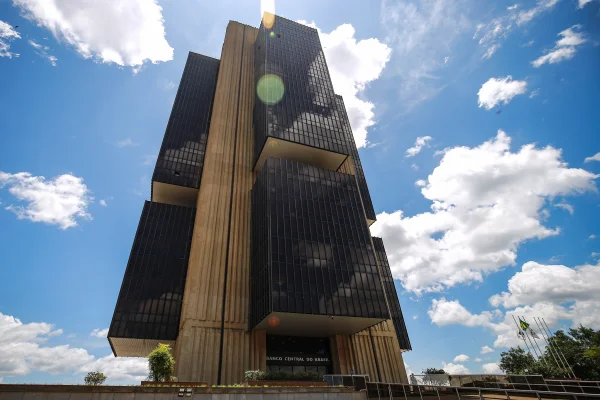 Copom reduz taxa Selic e juros caem para 13,75% ao ano