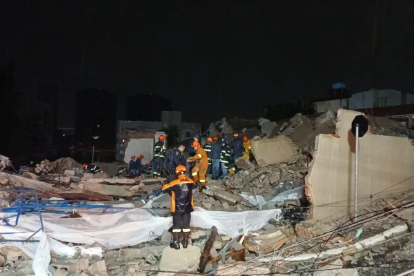 Desabamento em SP: bombeiros seguem busca por soterrados. Uma pessoa morreu