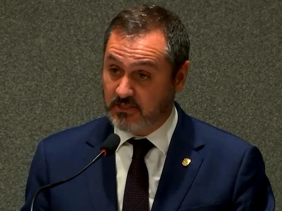 "Atividade policial vilipendiada", diz ministro ao afastar diretor da PF