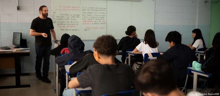 Só metade dos adolescentes sabe interpretar texto no Brasil, indica Pisa 2025