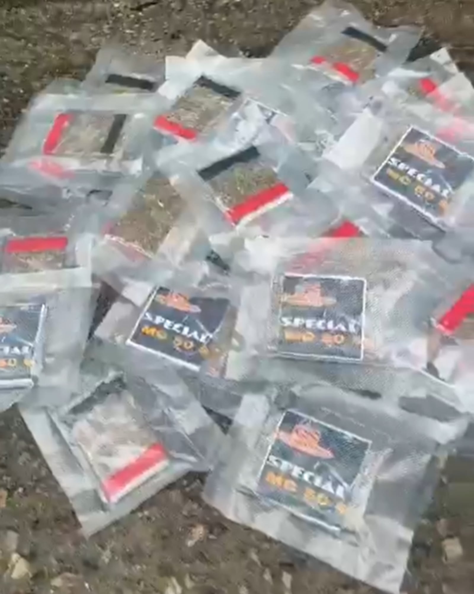 Agentes do 4º BPM apreenderam maconha, caderno do tráfico, dinheiro e celular Reprodução/Polícia Militar
