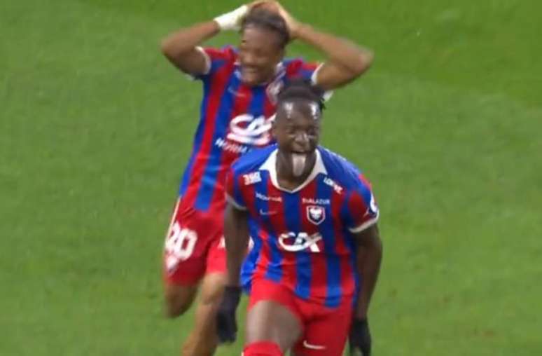 Vídeo: jogador faz dois gols e abaixa o calção para comemorar