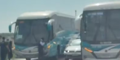 Dois &ocirc;nibus de excurs&atilde;o escolar s&atilde;o abordados por bandidos e utilizados como barricadas no RJ Foto: Reprodu&ccedil;&atilde;o