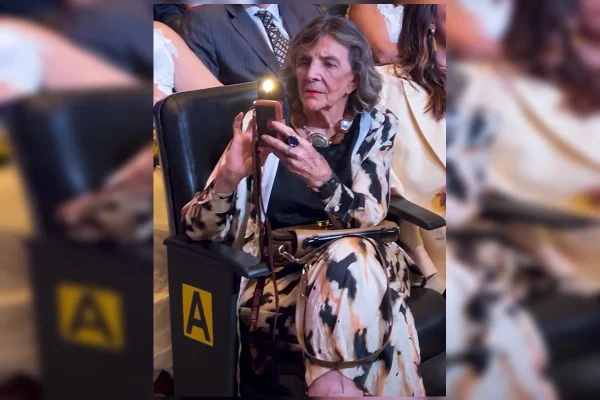 Após suspender agendas, Celina posta foto com a mãe: "Minha prioridade"