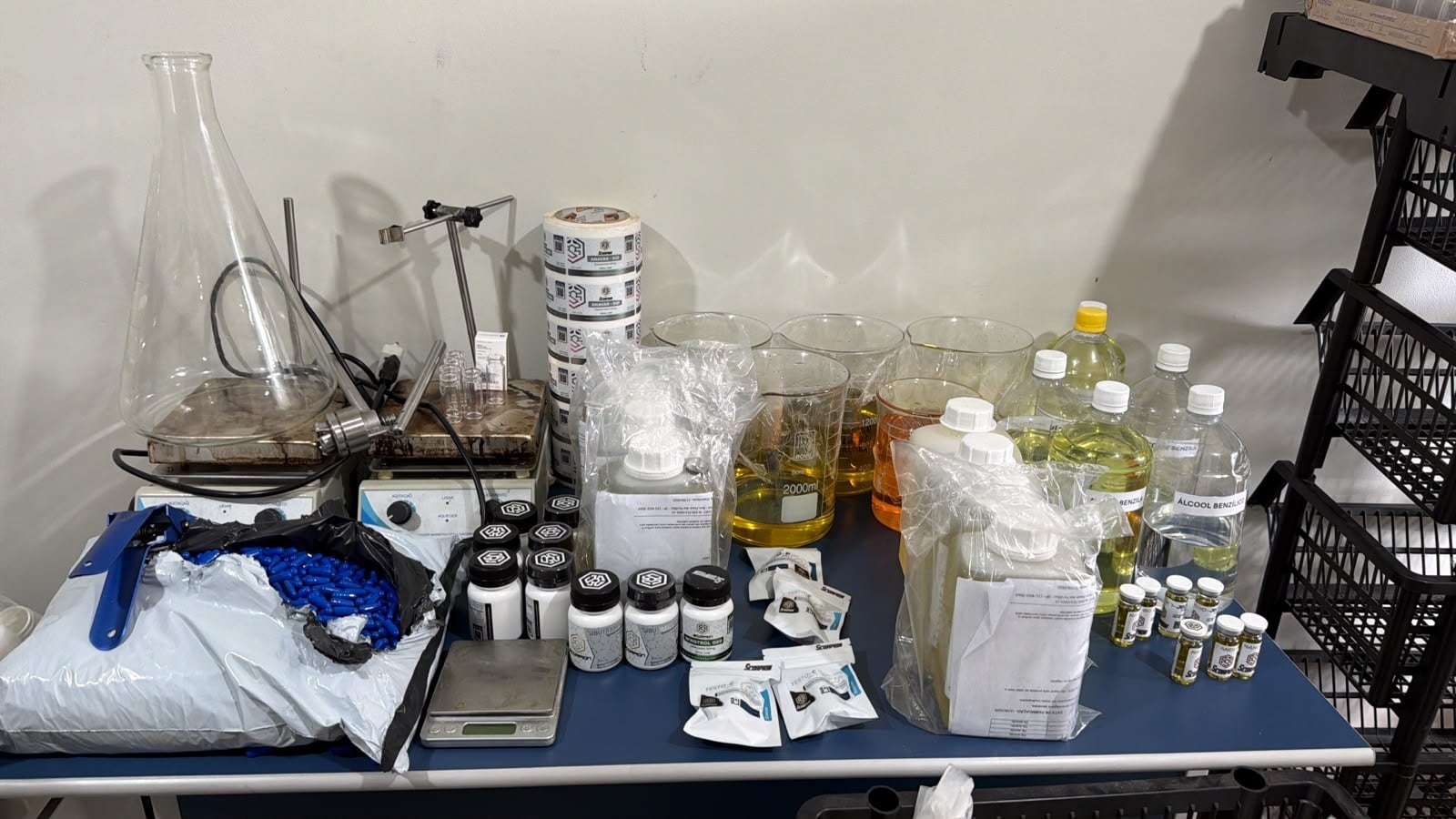 Agentes da DRCPIM e da DRFC encontraram insumos químicos e equipamentos no local Reprodução/Polícia Civil