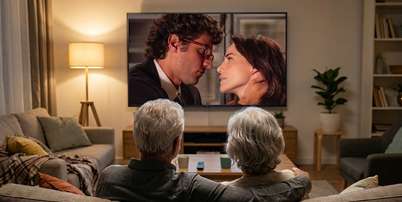Os telespectadores 60+ garantem a relev&acirc;ncia da televis&atilde;o aberta, mas n&atilde;o s&atilde;o valorizados pelas emissoras Foto: Ilustra&ccedil;&atilde;o feita por IA