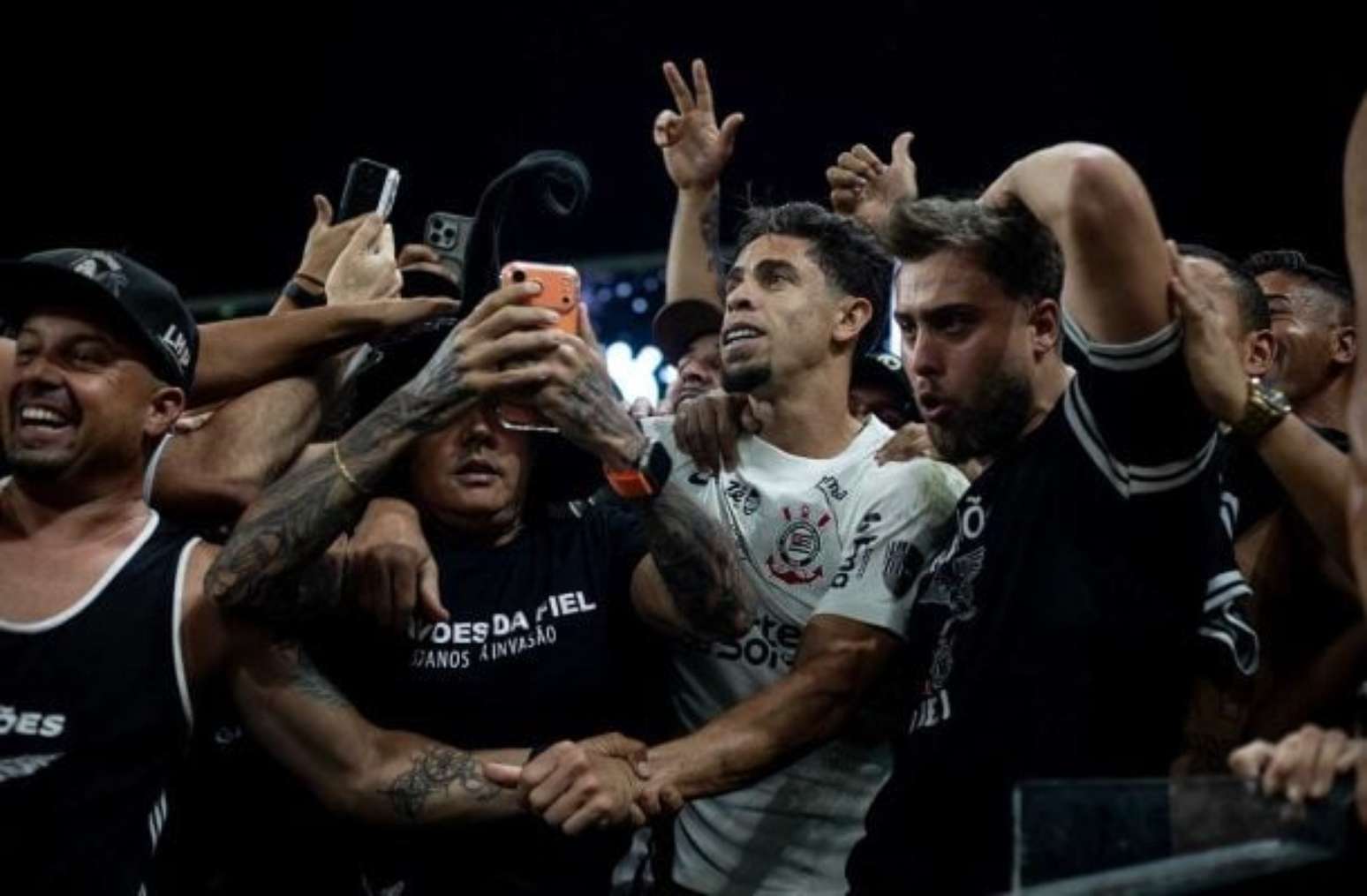 Foto: Rodrigo Coca / Ag. Corinthians - Legenda: Gabriel Paulista junto ao torcedor da Fiel ap&oacute;s vit&oacute;ria sobre o Rosario Central nas oitavas da Libertadores / Jogada10
