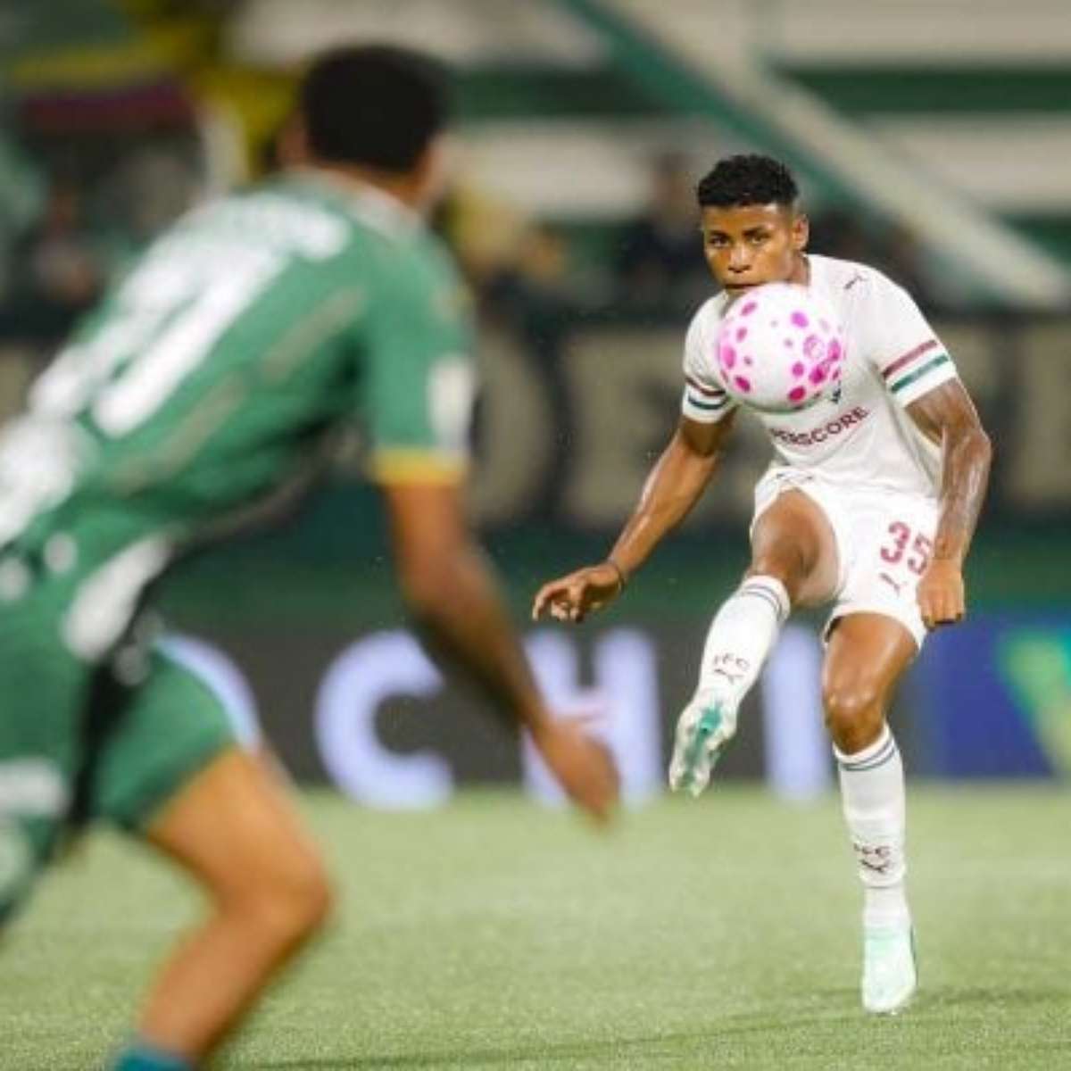 Fluminense perde para Chapecoense no Sul e segue fora do G4