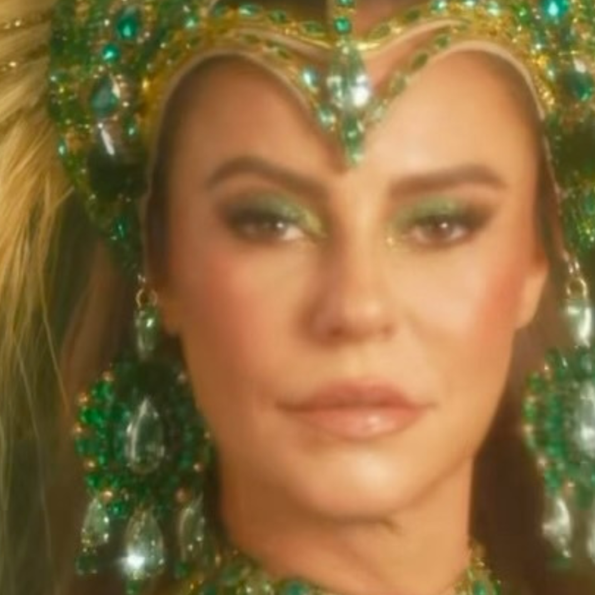 Paolla Oliveira mostra look para coroação na Imperatriz Leopoldinense