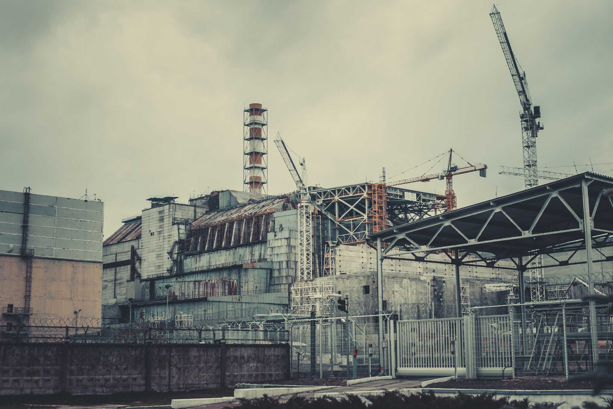 Construção do sarcófago do Reator 4 da usina nuclear de Chernobyl