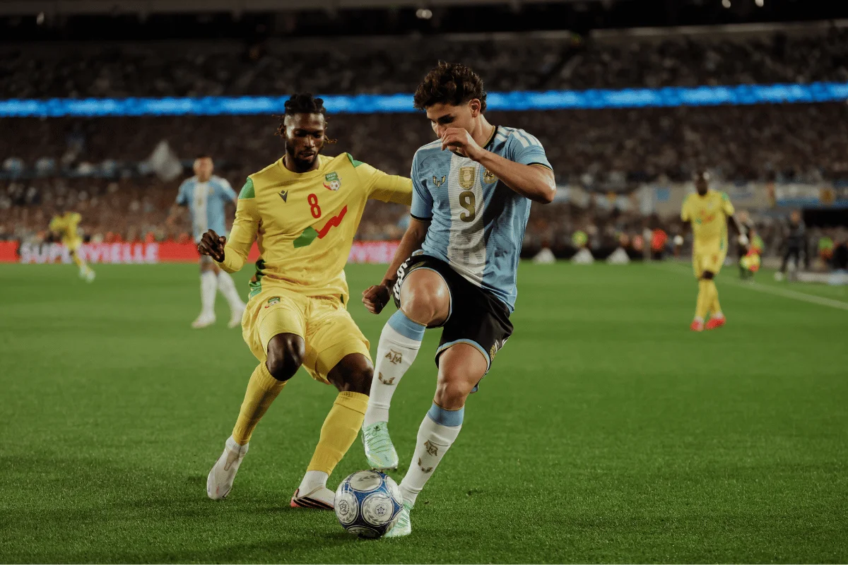 Julián Álvarez no duelo entre Argentina e Benin
