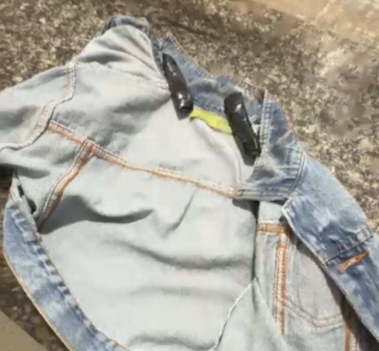Agentes penais encontraram droga dentro de costuras da jaqueta da mulher Reprodução/Polícia Penal