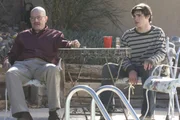 RJ Mitte ao lado de Bryan Cranston em Breaking Bad