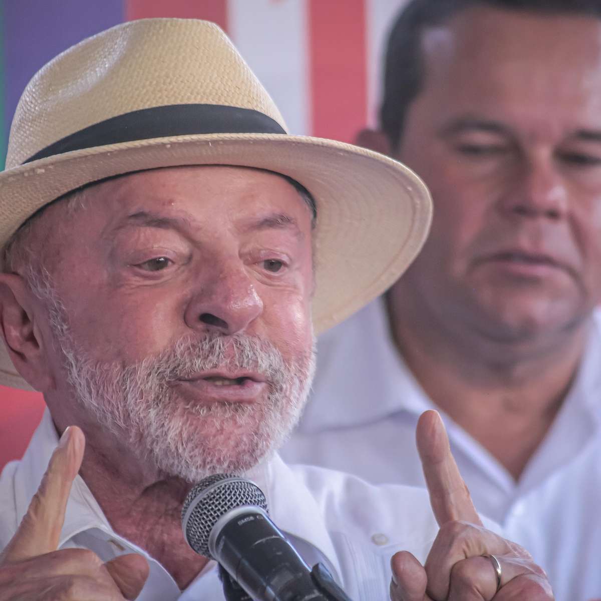 Debate em um canal e candidato em outro: tática de Lula foi usada por Bolsonaro em 2018