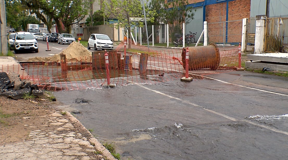 Rompimento de adutora afeta abastecimento de água para mais de 200 mil pessoas em Porto Alegre