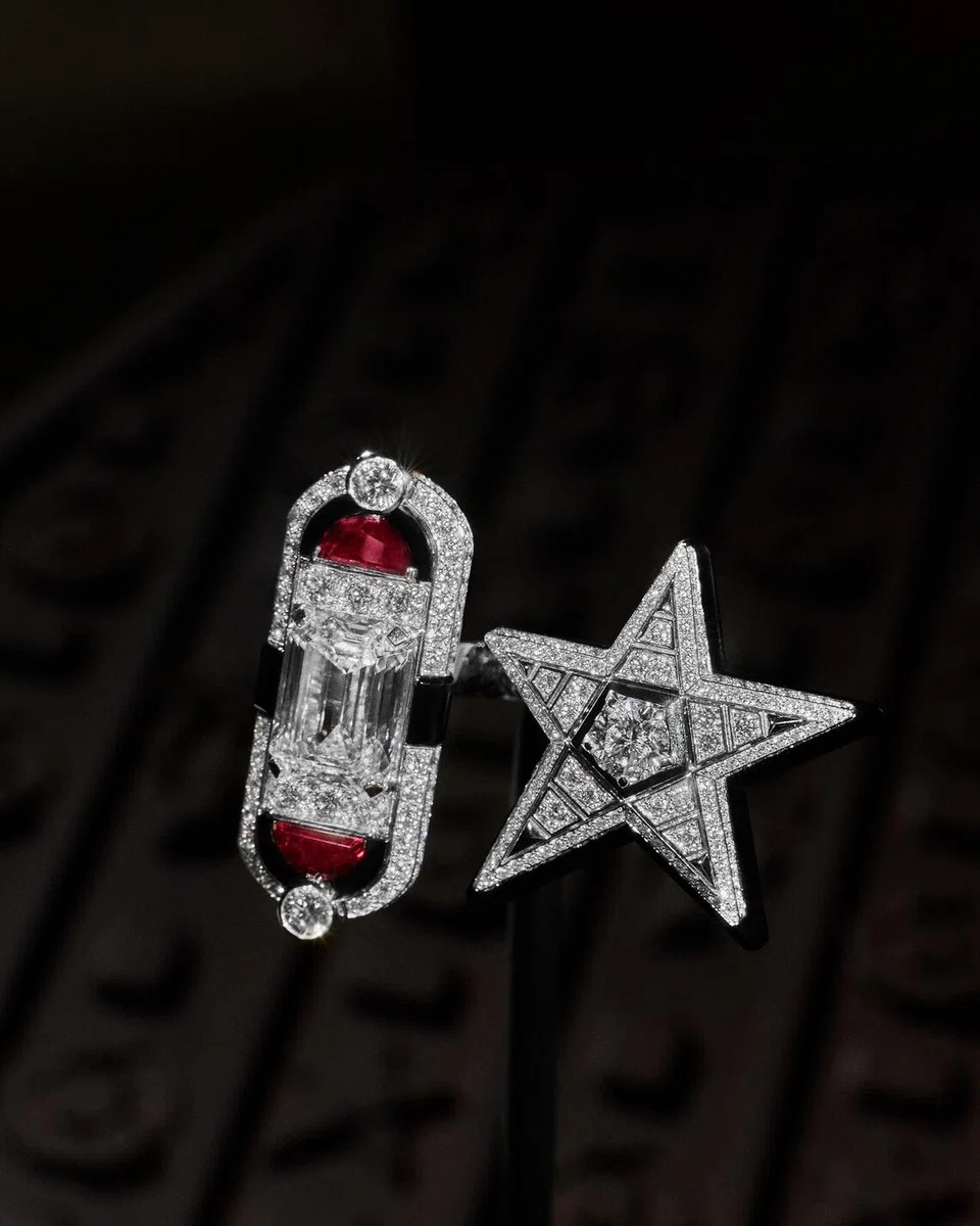 A Chanel traz sua coleção de joias finas de 2026, composta por signos, símbolos e amuletos da sorte, para Singapura.