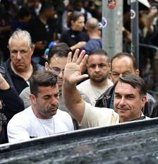 Flávio Bolsonaro acenou para eleitores no Rio de Janeiro após votar Foto: ANSA / Ansa - Brasil