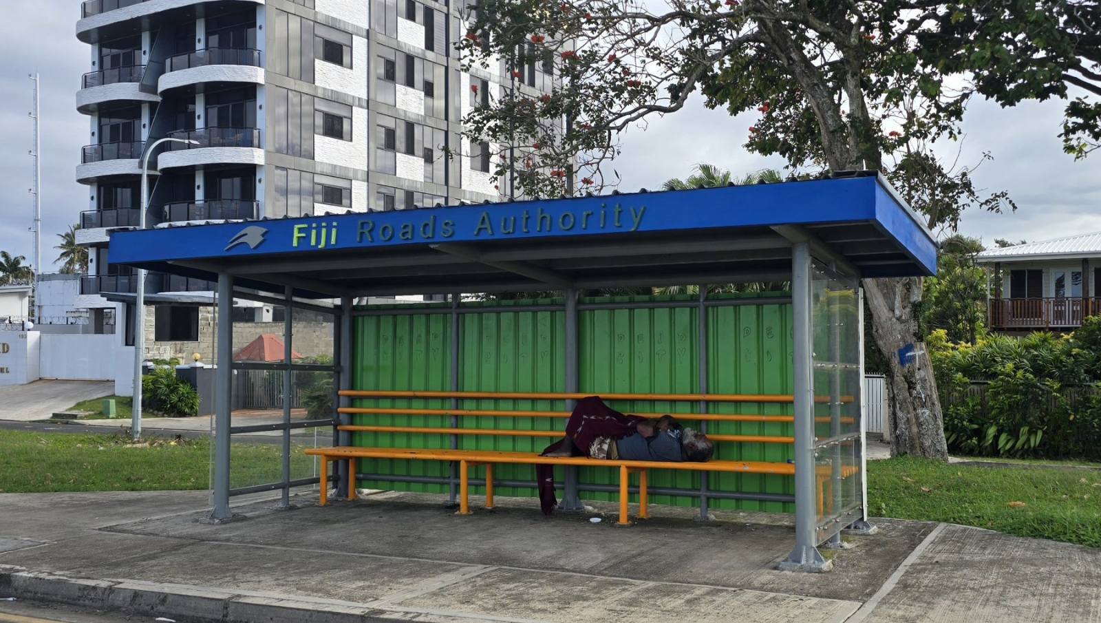 A polícia diz para procurar ajuda se pessoas sem-teto em paradas de ônibus constituírem uma ameaça