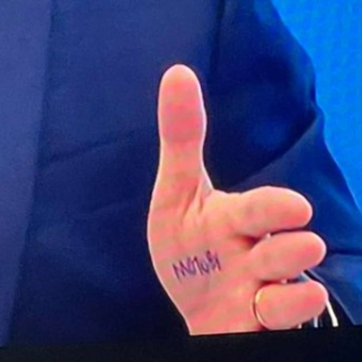 Flávio Bolsonaro repete 1º turno e leva 'cola' na mão em entrevista na Globo; saiba o que estava escrito