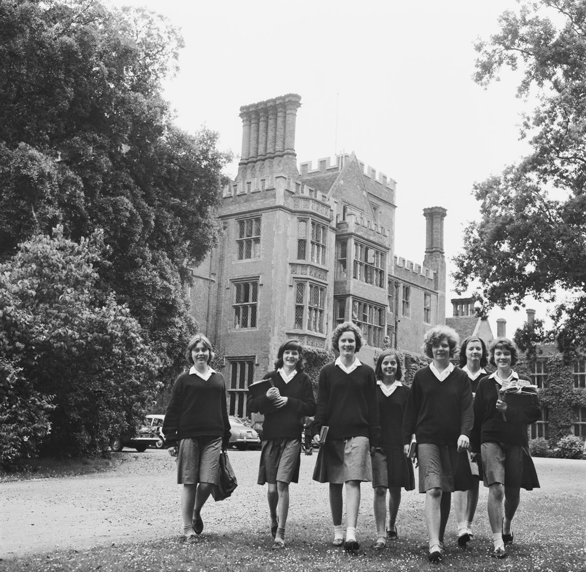Estudantes britânicas pedem fim do uso de uniforme escolar na pornografia