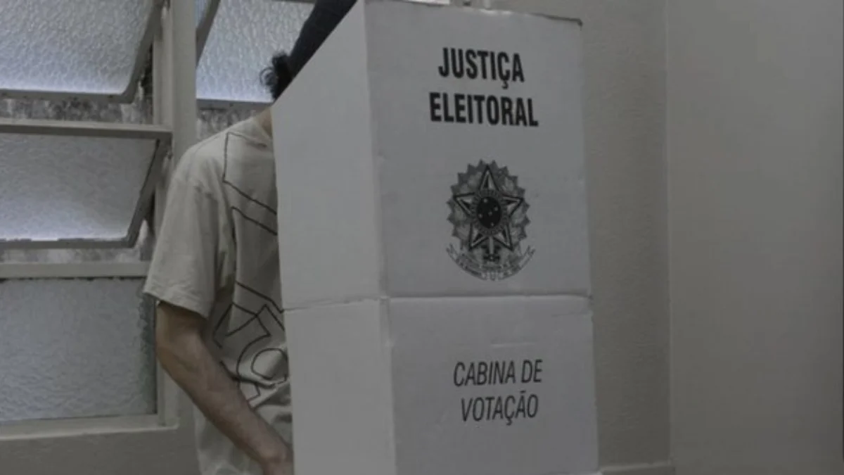 Posso ir votar com camisa, bóton ou boné do meu candidato?