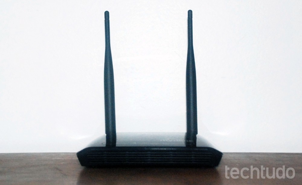 Mudar a direção das antenas ajuda a direcionar o sinal do Wi-Fi para onde você realmente precisa — Foto: Raquel Freire/TechTudo