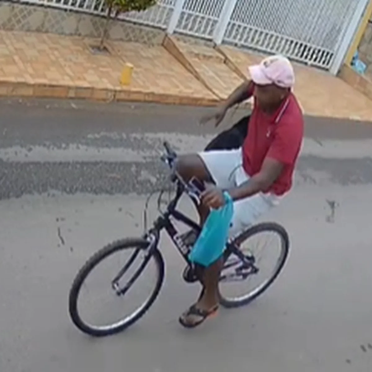 Adolescente é assaltada a caminho de escola; ladrão levou mochila e celular