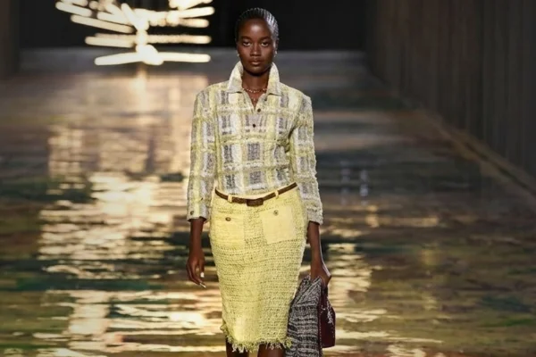 Modelo nigeriana que recriava desfiles da Chanel estreia na maison em Paris