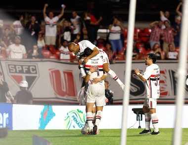 Lucas Moura volta, muda o jogo, e São Paulo conta com 2 de Calleri para bater o Vitória no MorumBis