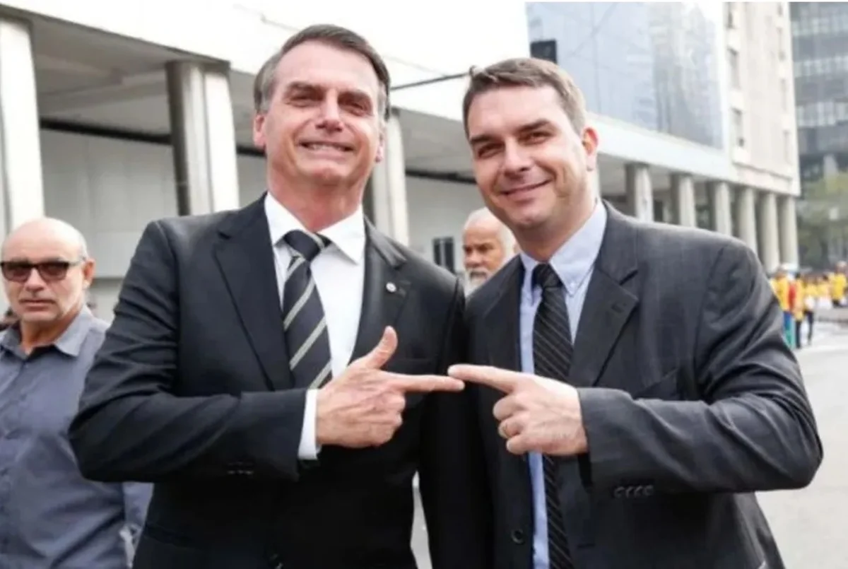 Jair Bolsonaro e Flávio Bolsonaro, pré-candidato à presidência -- Metrópoles