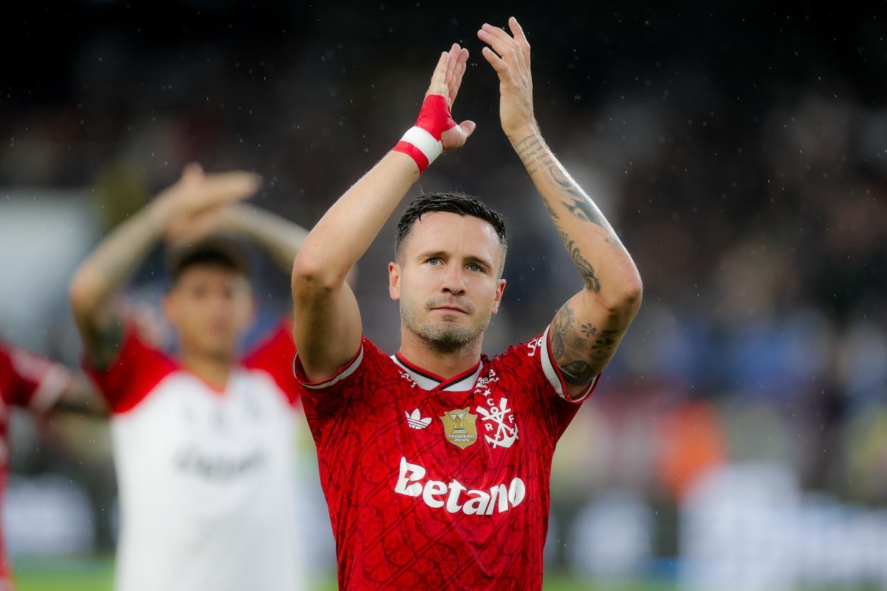 Saúl avalia melhora mental e física no Flamengo e diz que brincadeiras com músicas vão acabar