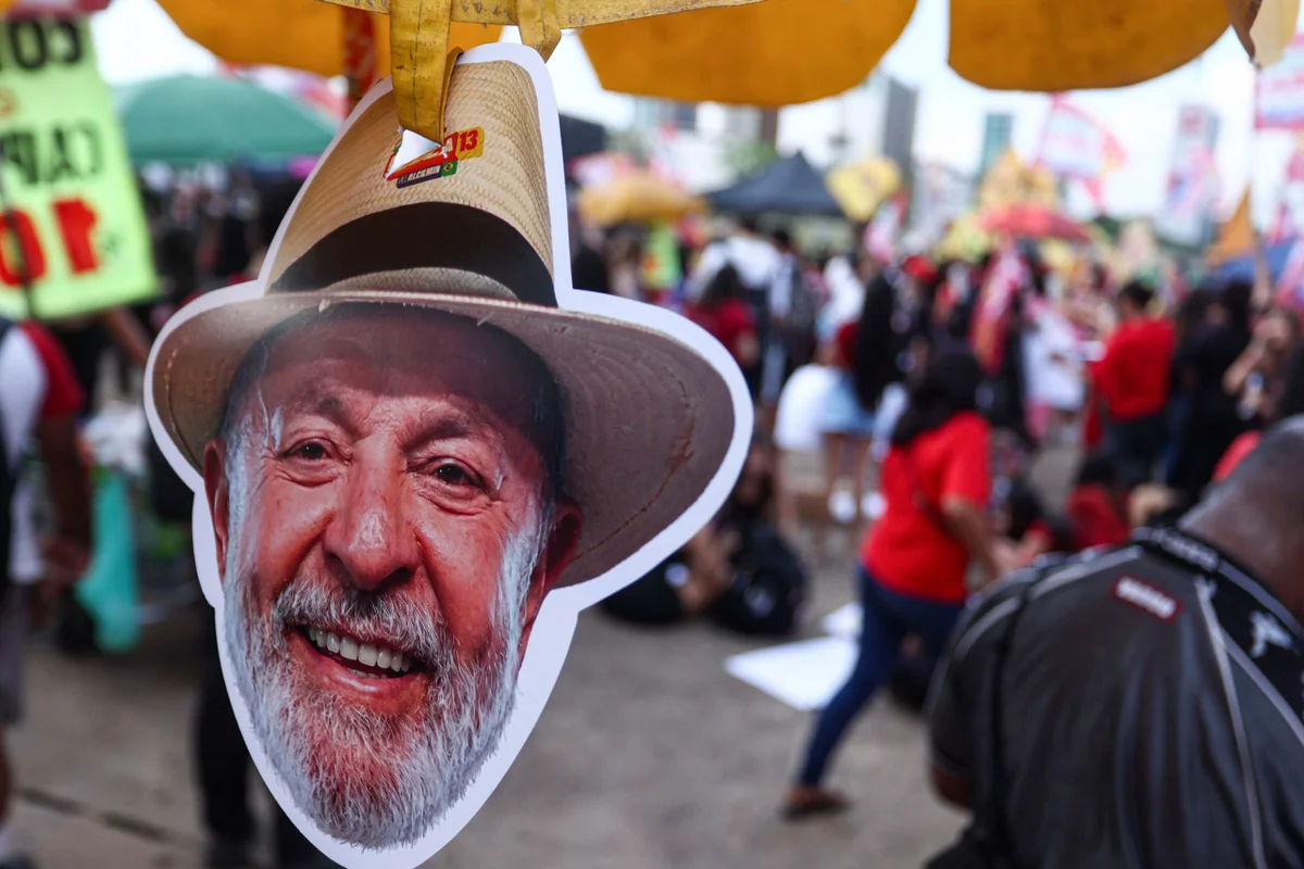 Apoiadores do presidente Lula participam do ato Bolsonaro Nunca Mais ao lado da Biblioteca Nacional de Brasilia metropoles